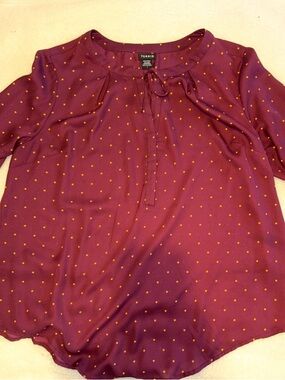 torrid Maroon Short-Sleeve Blouse with Gold Dash Print